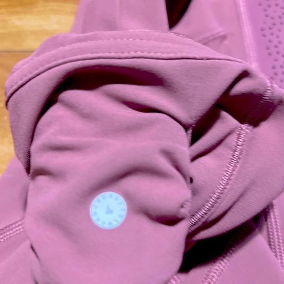 Size 4 lululemon cropped running pants - Picture 8 of 8